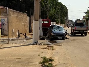 Funcionário de lava jato pega carro de cliente e colide em poste, em Arapiraca