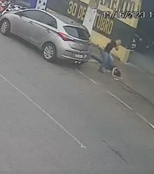 [Vídeo] Motorista joga mulher ao chão no Centro de Arapiraca