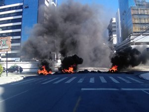 Manifestantes protestam contra falta de verbas para clínica de reabilitação