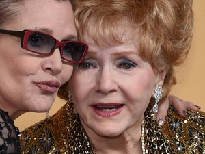 Mãe da 'princesa Leia' morre um dia após a filha