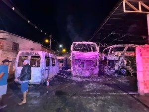 Garagem de veículos pega fogo e destrói ônibus e vans no município de Igaci
