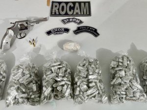 Após denúncia anônima sobre tráfico de drogas, suspeito é preso enquanto fumava maconha na porta de casa