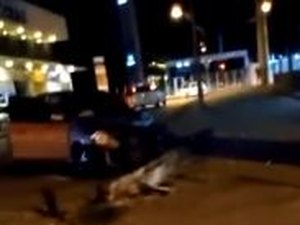 Veículo derruba poste durante colisão na Avenida Menino Marcelo