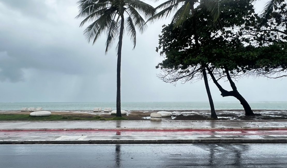 Previsão de chuvas em AL: tempo instável já provoca pontos de alagamento em Maceió