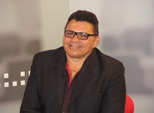 Alves usa programas de rádio para falar sobre segurança pública