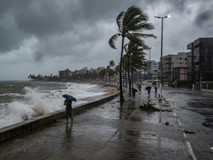 Alagoas segue sob risco de chuvas intensas e ventos de até 60 km/h após alagamentos em Maceió