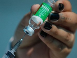 Morre mulher que teve trombose após tomar vacina de Oxford/AstraZeneca