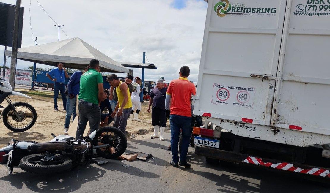 Colisão entre motocicleta e caminhão deixa homem desacordado em Nova Satuba