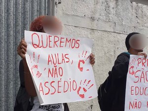 Estudantes realizam protesto contra supostos assédios cometidos por professor