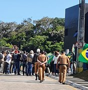 Manifestantes se aglomeram em frente à PF para a chegada de Sérgio Moro, em Curitiba