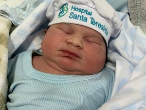 Criança nasce com 5,3 quilos em SC e impressiona pais e equipe de maternidade