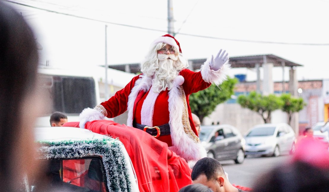 Parada Natalina enche as ruas de Palmeira de cor, luzes e magia