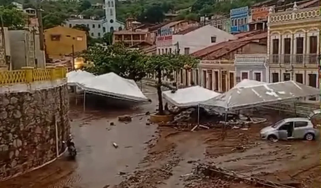 Fezes de animais contaminam água para consumo após fortes chuvas em Piranhas
