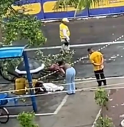 Mulher fica ferida após ser atingida por galho de árvore no bairro da Pajuçara