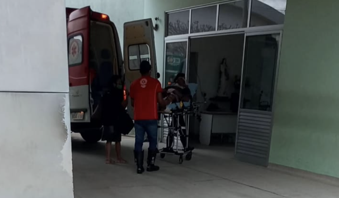 Homem fica ferido após cair de escada enquanto trabalhava em residência de Delmiro Gouveia