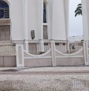[Vídeo] Mulher derruba portão e tenta entrar na concatedral de Arapiraca
