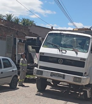 Após denúncia do 7Segundos, prefeitura retira sucatas que empresário colocou na rua