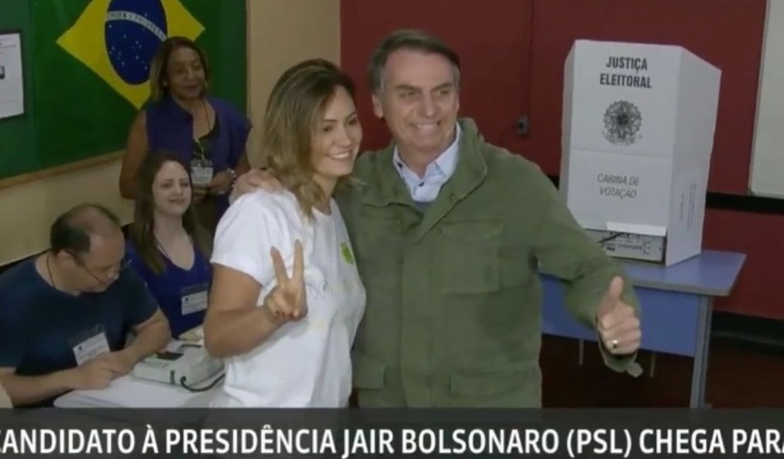Sob forte esquema de segurança, Jair Bolsonaro vota no Rio