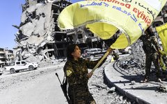Comandande do conglomerado árabe-curdo Forças Democráticas da Síria (FDS) comemora em praça de Raqqa, na Síria, vitória sobre o grupo Estado Islâmico 