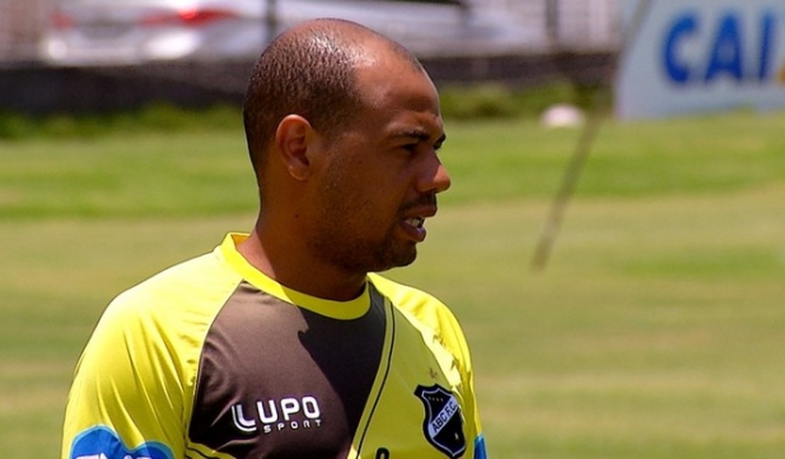 Sem sequer atuar, Gil, ex-Corinthians, é dispensado pelo ABC