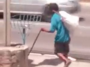 Vídeo de pedinte que estaria fingindo ser cego gera revolta nas redes sociais