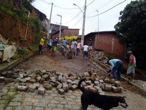 Sem ajuda da prefeitura, moradores se unem para recuperar via esburacada 