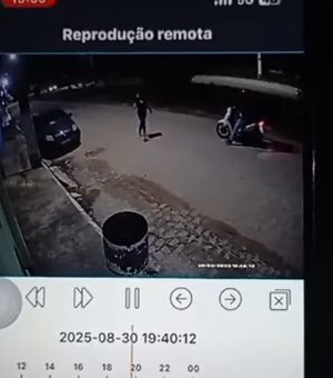 [Vídeo] Câmeras registram protetora de animais derrubando e ameaçando motociclista em Arapiraca