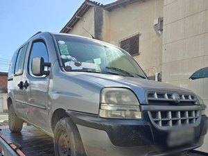 DMTT flagra crianças trancadas em carro suspeito de transporte irregular em Maceió