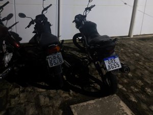 Polícia flagra suspeitos empurrando moto roubada no Agreste