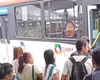 Passageiros se revoltam com atraso na saída de ônibus no terminal do Benedito Bentes