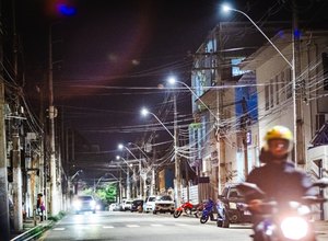 Ruas do Comércio e General Hermes recebem iluminação em LED
