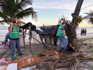 Estruturas irregulares e fogueiras são removidas na Praia da Avenida