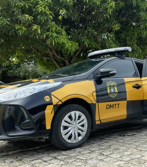 DMTT realiza entrega domiciliar de placas perdidas durante as chuvas em Maceió