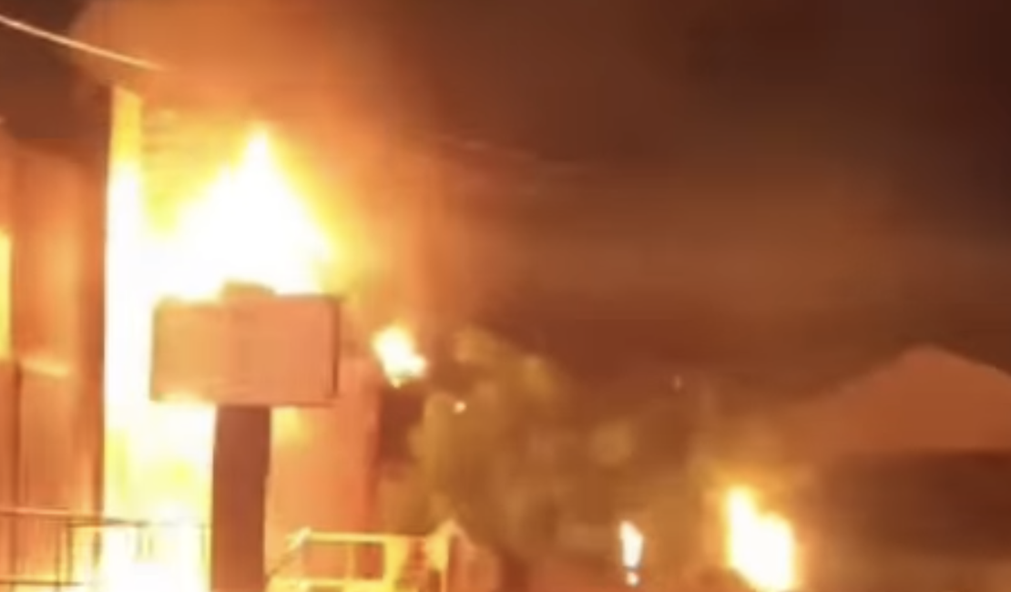 Incêndio destrói área próxima a academia e mobiliza forças de segurança em ArapiracaS