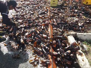 Grades de cervejas caem de caminhão no mercado público de Delmiro Gouveia