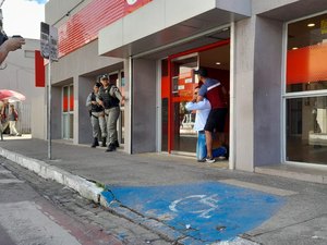 [Vídeo ] SSP realiza simulação de sequestro em agência bancária de Arapiraca