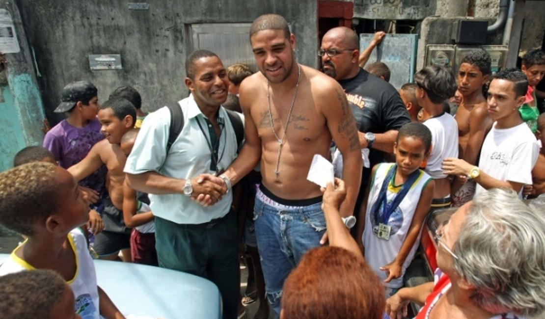 Saiu do trono? Sem clube, Adriano vende mansão e volta para o 'colo' da mãe