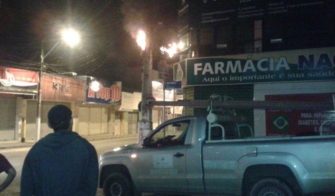 Poste de energia elétrica pega fogo no Centro de Arapiraca