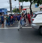 [Vídeo] Funcionários do Hospital Veredas bloqueiam Fernandes Lima por falta de pagamento