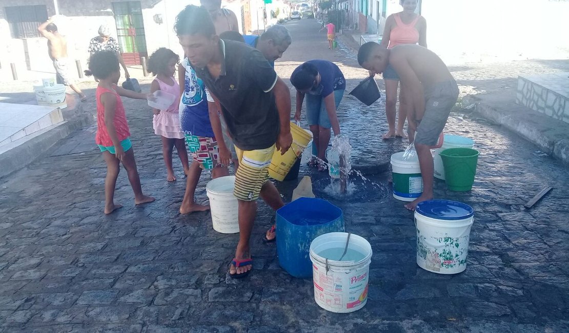 Após três dia sem água, moradores de loteamento recorrem a tubulação de rua