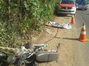 Embriagado, homem invade contramão, cai de moto e quebra o pescoço