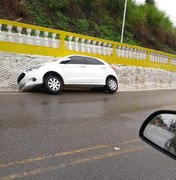 Veículo cai em córrego na entrada de Porto Calvo