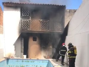 Residência pega fogo em Rio Largo