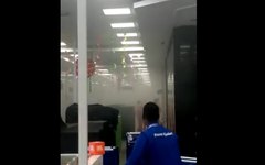 O registro do incêndio ocorreu na manhã deste sábado (16), em uma loja dentro de um supermercado da rede Walmart