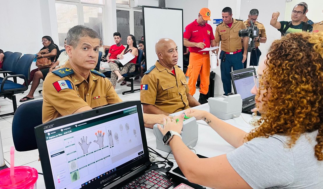 Instituto de Identificação emite carteiras funcionais para bombeiros militares de Alagoas