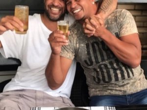 Adriano Imperador e Aloísio Chulapa fazem encontro regado a 'danone'