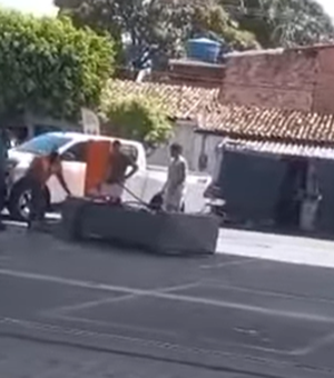 [Vídeo] Carro derruba bomba de combustível em posto na Ponta da Terra