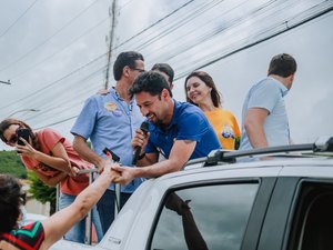 Rodrigo Cunha tem recepção calorosa da população em carreata pelas ruas de Palmeira dos Índios