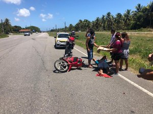  Colisão entre carro de passeio e moto deixa homem ferido