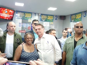 Sem agenda, Bolsonaro vai a lotérica para fazer apostas na Mega da Virada